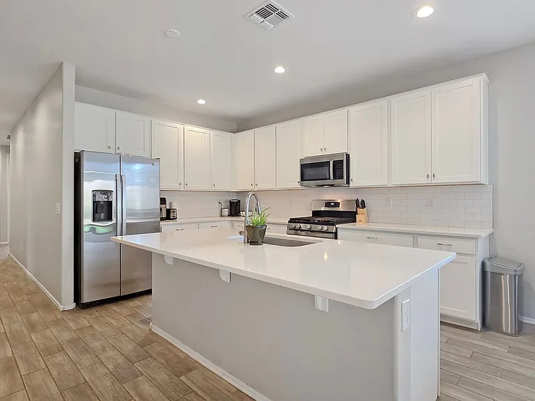 18572 W Cottontail Ln — Photo 3