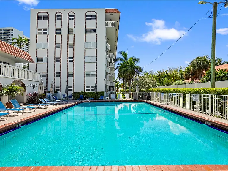 3181 S Ocean Dr — Photo 4
