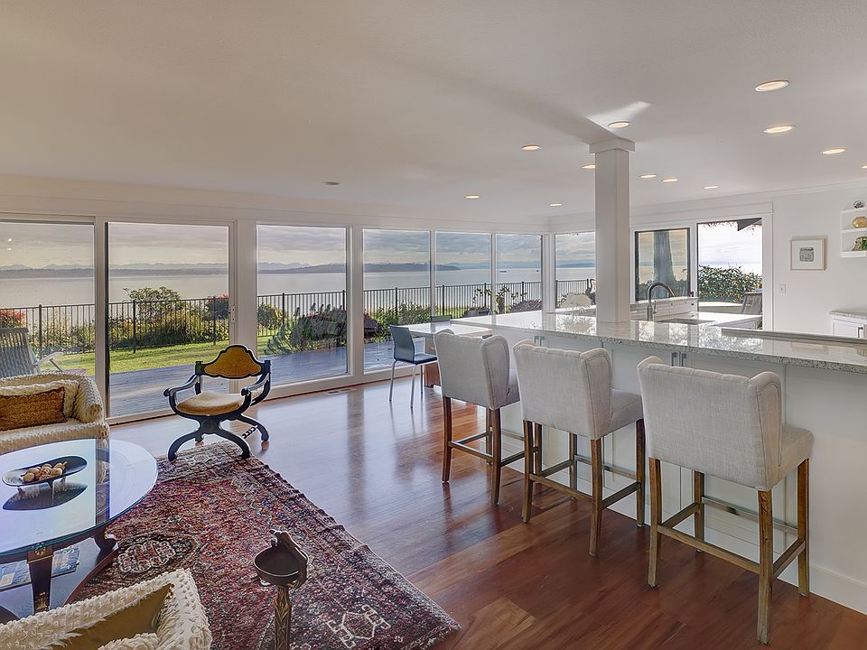 Open living/dining/kitchen