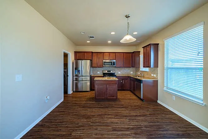 402 Zenith Rd — Photo 7