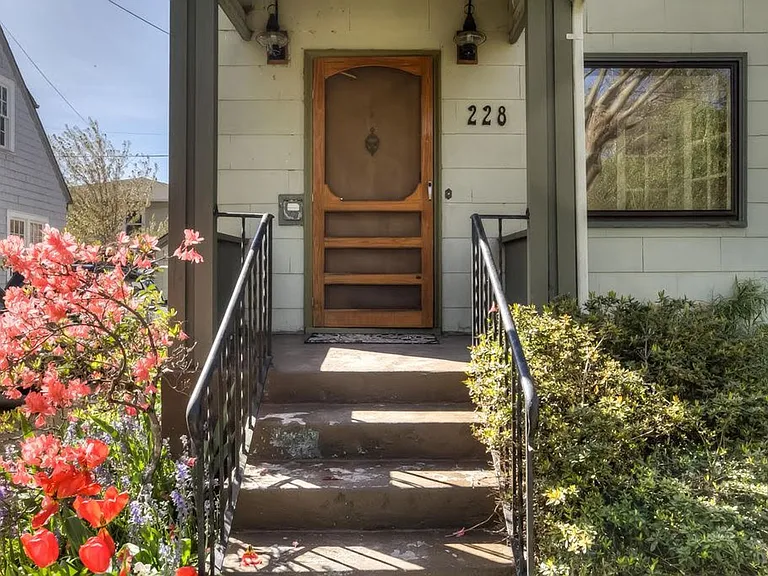 228 NW 11th St — Photo 3