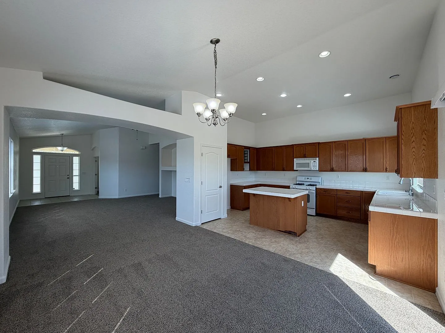Large 3-bedroom home located in the Royal Oaks Estates — Photo 2
