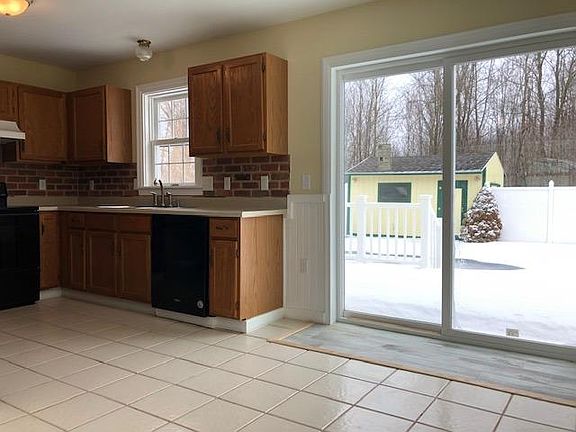 3rd image of 19 Kent Dr