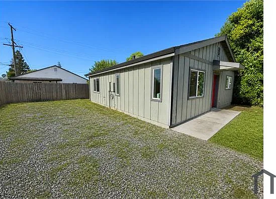 3 bed, 1300 sqft, $2,395 — Photo 2