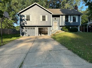 6632 NW Hidden Valley Rd, Parkville, MO 64152