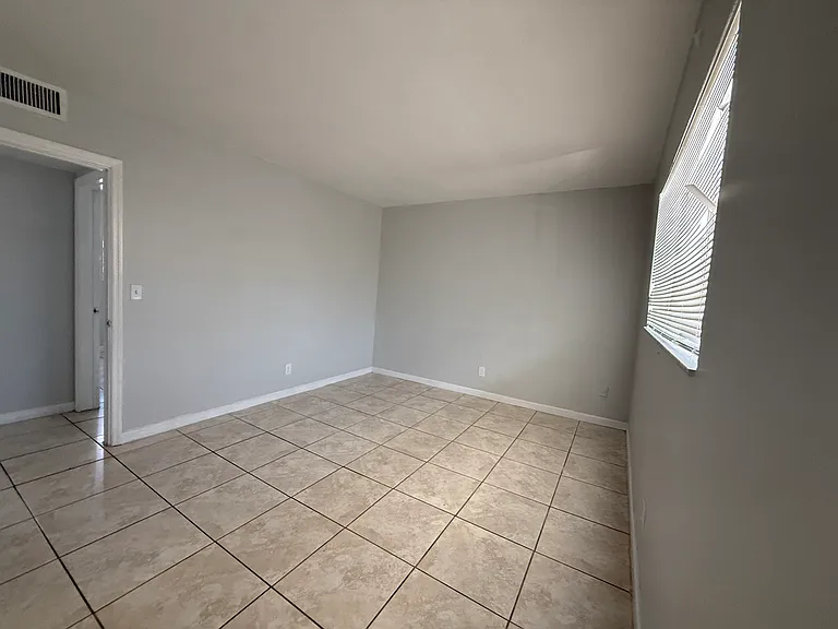 915 NE 8th St #206 — Photo 18