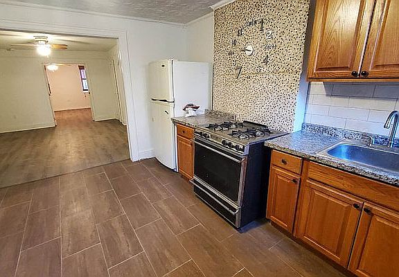 3rd image of 141 Conselyea St Floor 1