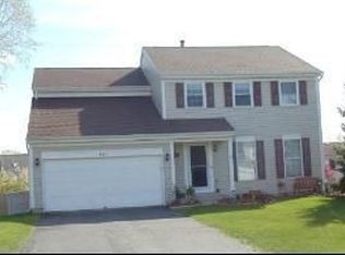 951 McPhee Dr, Lake In The Hills, IL 60156