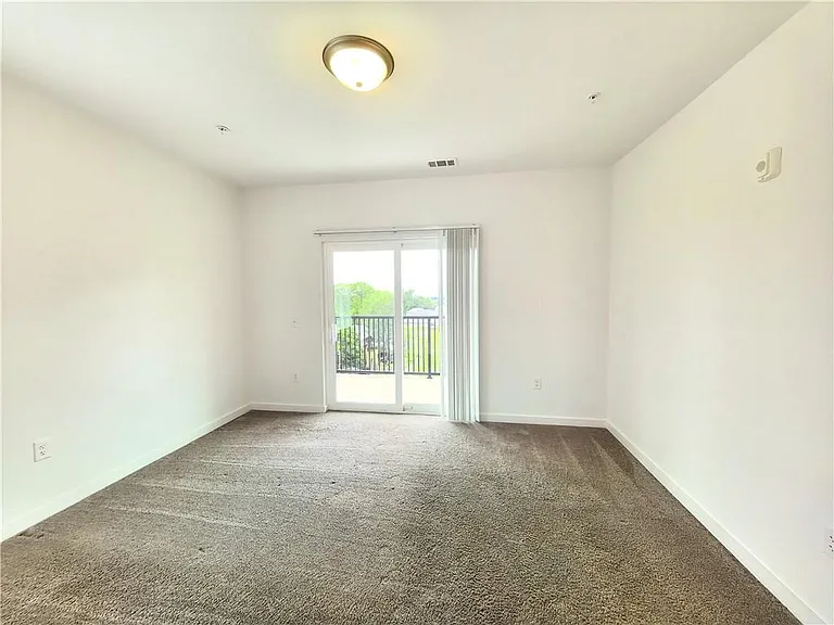 525 Parkway Dr #401 — Photo 11