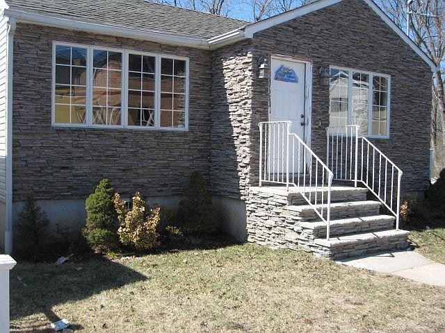 1st image of 490 Lipsett Ave