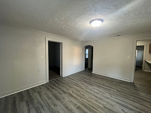 5th image of 1600 S Franklin St