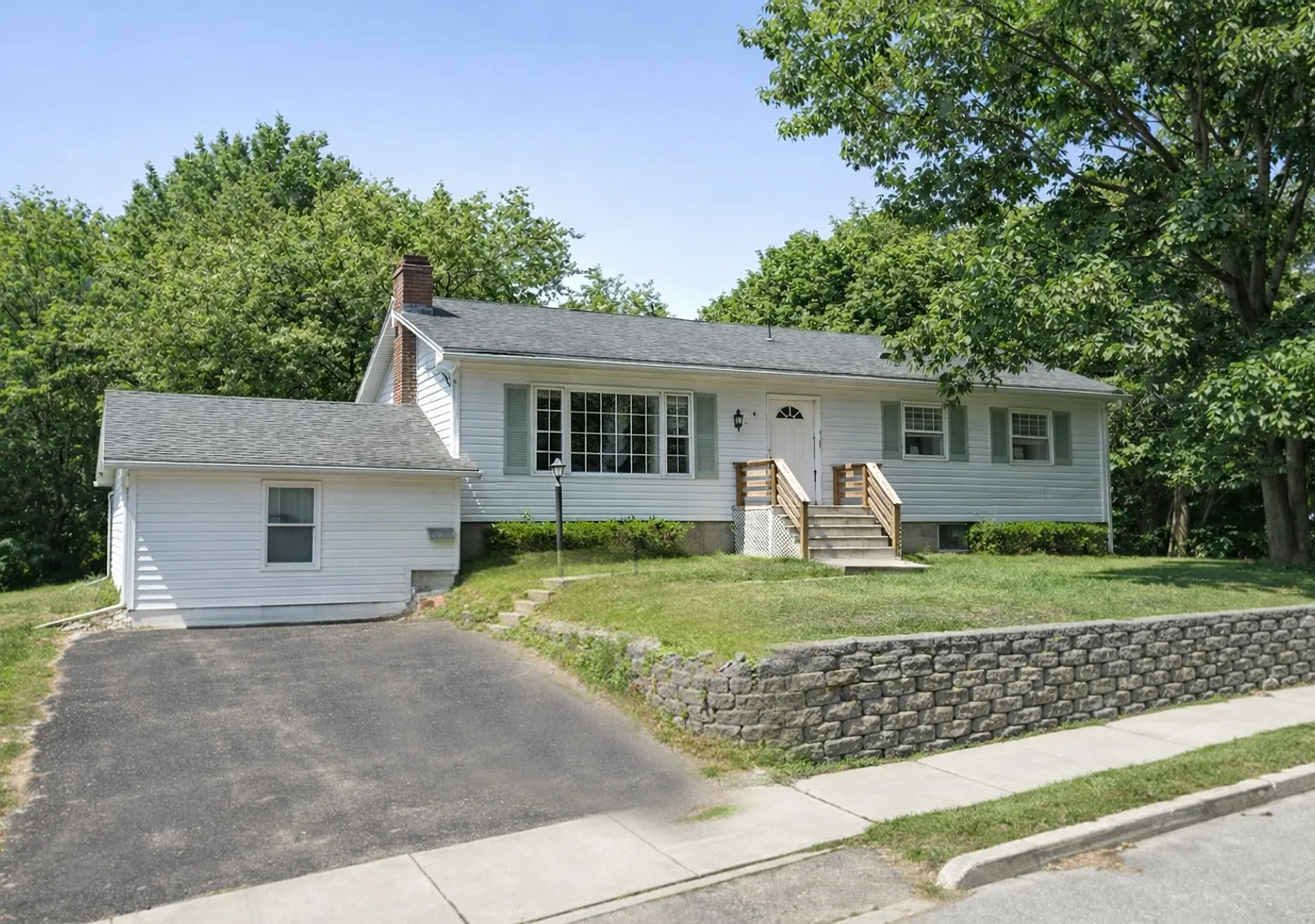 5 bedroom, 1.75 bathroom house (29 East Terrace) — Photo 1