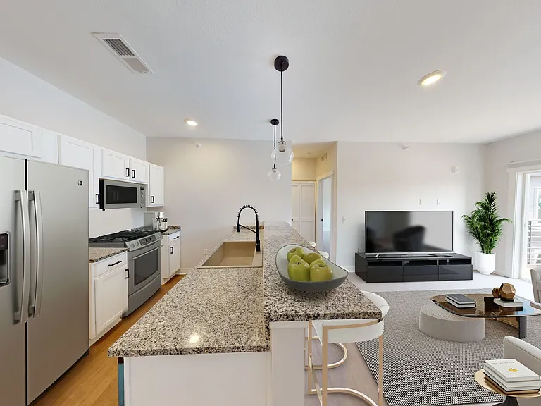 REO Gateway Apartments — Photo 3