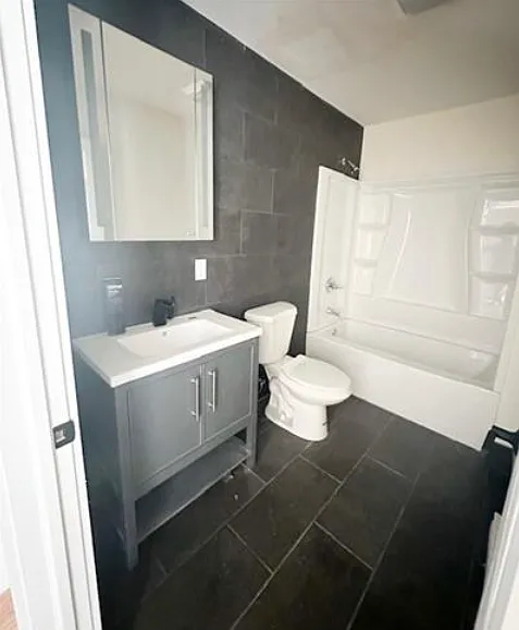 102 4th Street - 1r — Photo 1