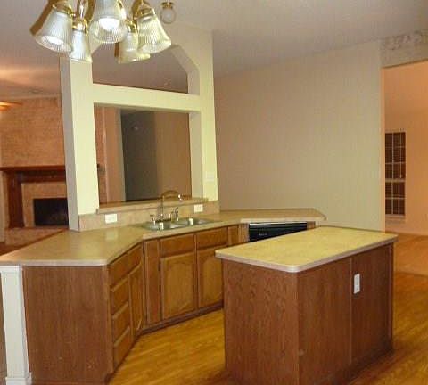 5th image of 1557 Warwick Dr