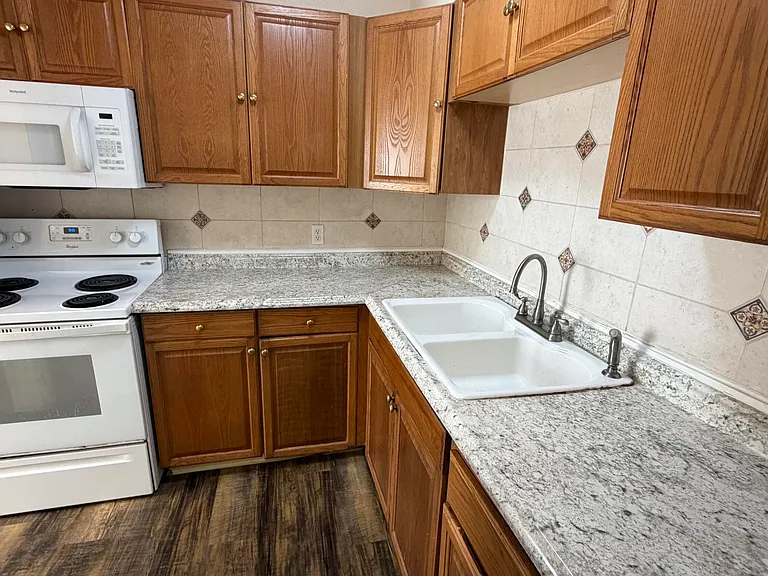 300 N James Ave — Photo 5