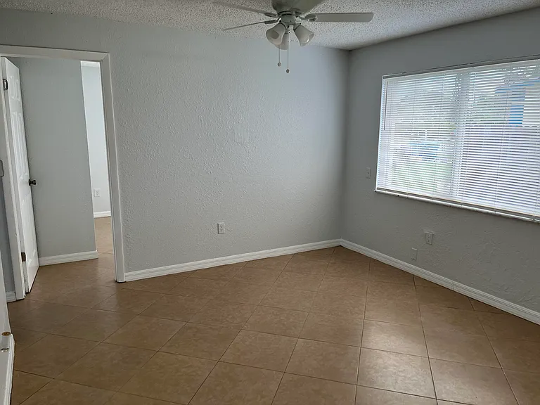 518 NW 10th Ave — Photo 2
