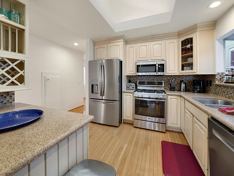 220 9th St — Photo 24