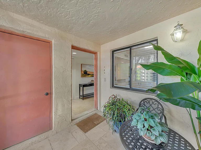 359 Lakeview Dr #102 — Photo 2