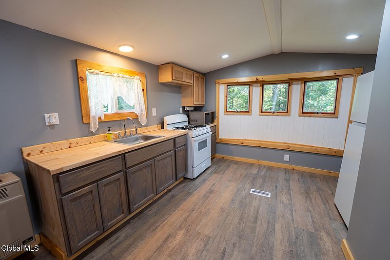 3rd image of 179 Bear Creek Road