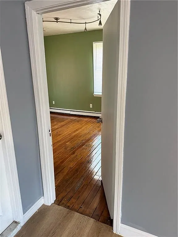 4 bed, 1.0 bath, 2760 sqft, $2,200 — Photo 2