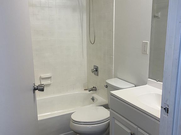 4th image of 482 Pedretti Ave #4DELHI