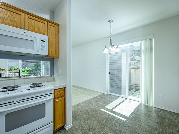 4th image of 939 SE Albertine St