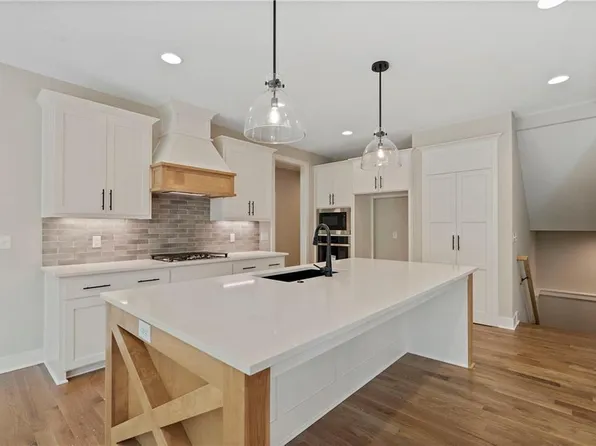 2238 NW Killarney Ln, Lees Summit, MO 64081