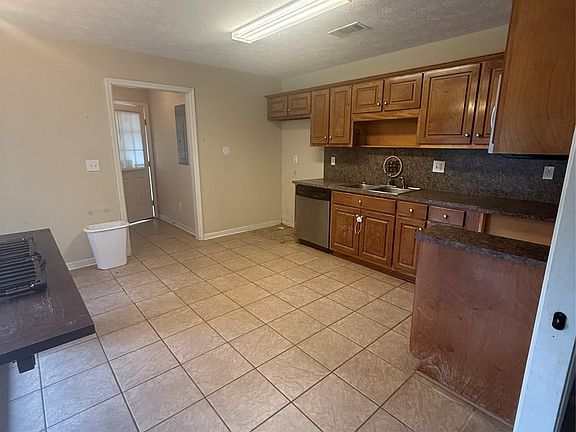 3rd image of 293 Lee Road 2087