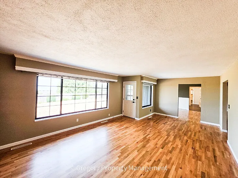 1715 Holbrook Ave — Photo 6