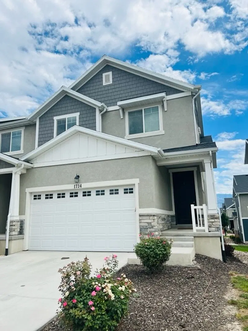 Beautiful townhome built in 2017 — Photo 1