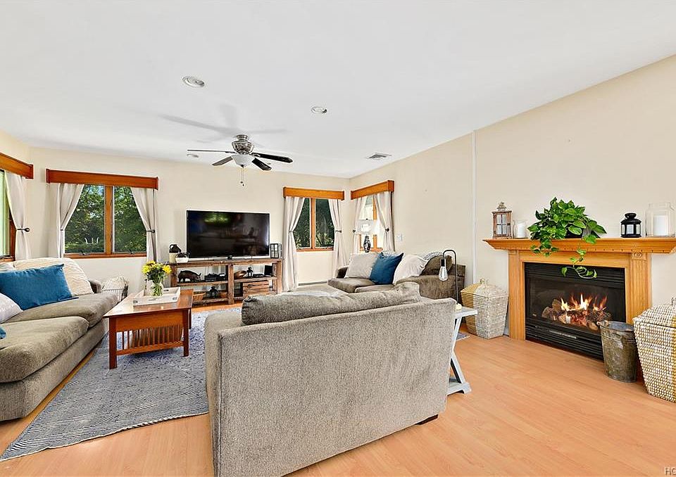 1st image of 33 Hollow Brook Ln