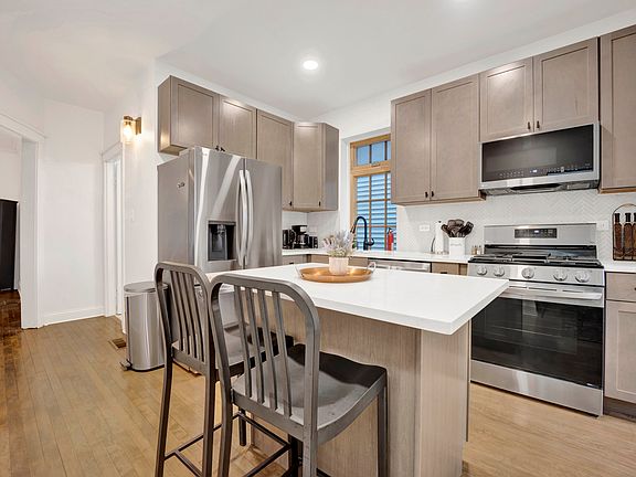 3rd image of 4128 N Maplewood Ave #1