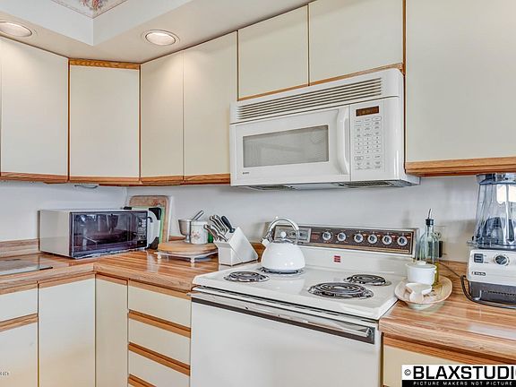 5th image of 1070 Turner St