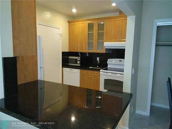 5th image of 2220 NE 68th St APT 1031
