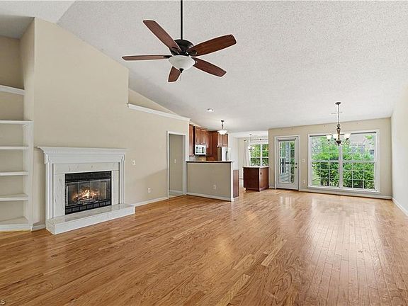 4th image of 19 Mansfield Cir