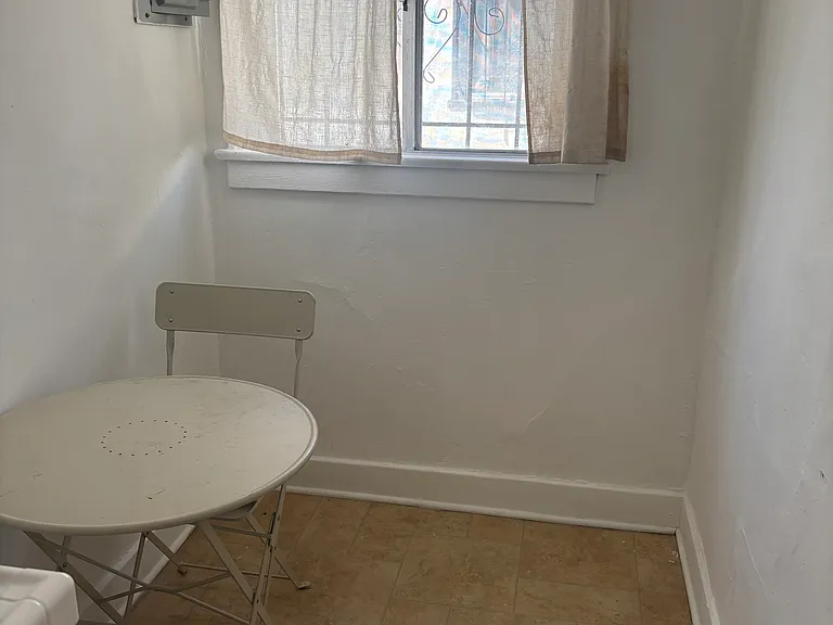 1050 S Hobart Blvd #1054-1/2 — Photo 8