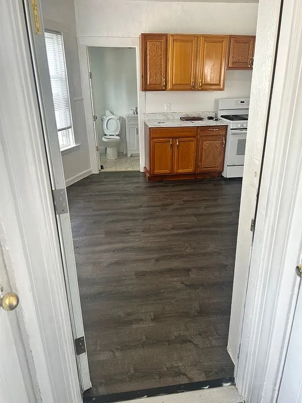 3 bed, 1.0 bath, 1100 sqft, $2,800 — Photo 3