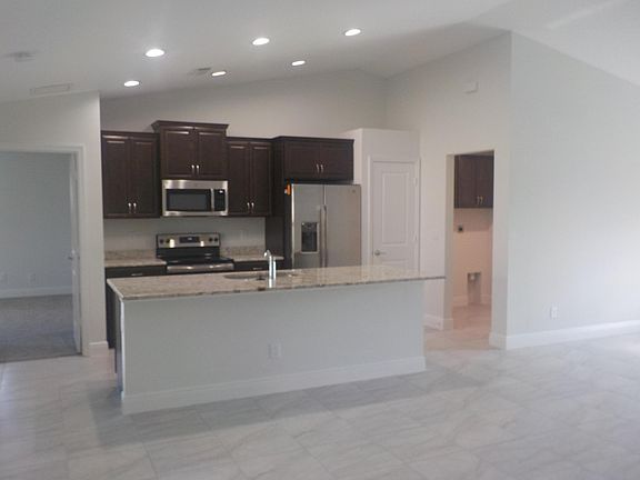 4th image of 921 SE Thornhill Drive