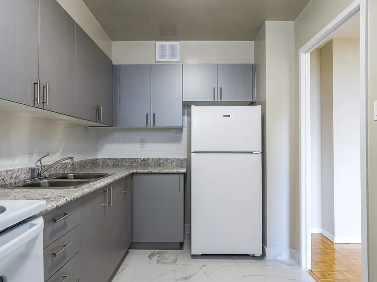 6161 Bathurst St — Photo 10