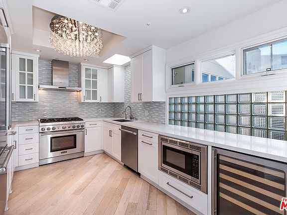 4th image of 3019 3rd St Unit 404