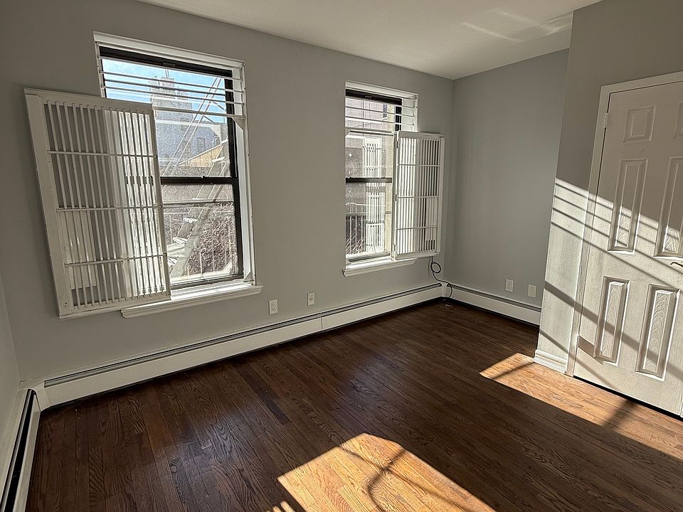 1st image of 113 W 111th St #4