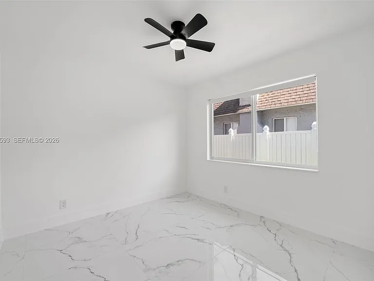 253 SW 4th St — Photo 12