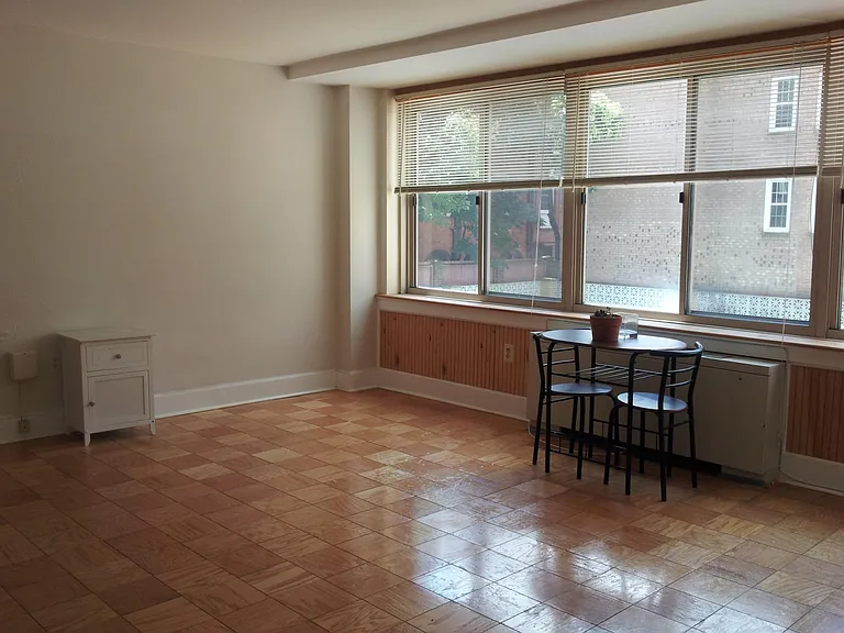 922 24th St NW — Photo 2