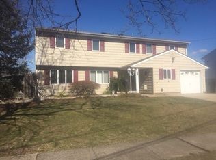 25 Back Dr, Edison, NJ 08817