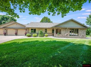 1029 Highland Dr, Blue Earth, MN 56013