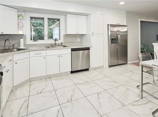 15 Joseph St, Chestnut Ridge, NY 10977