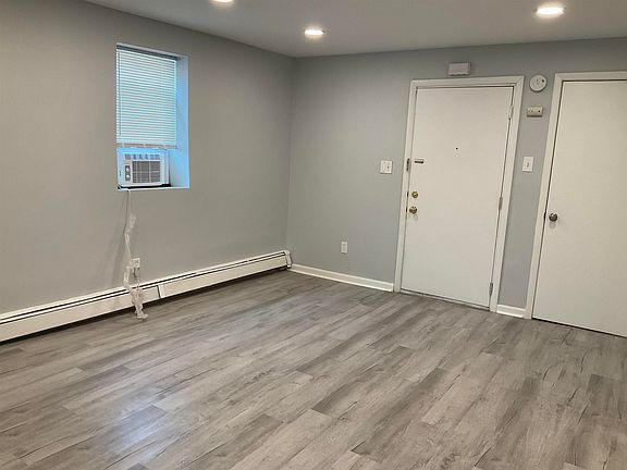 2nd image of 101 Oxford Ave