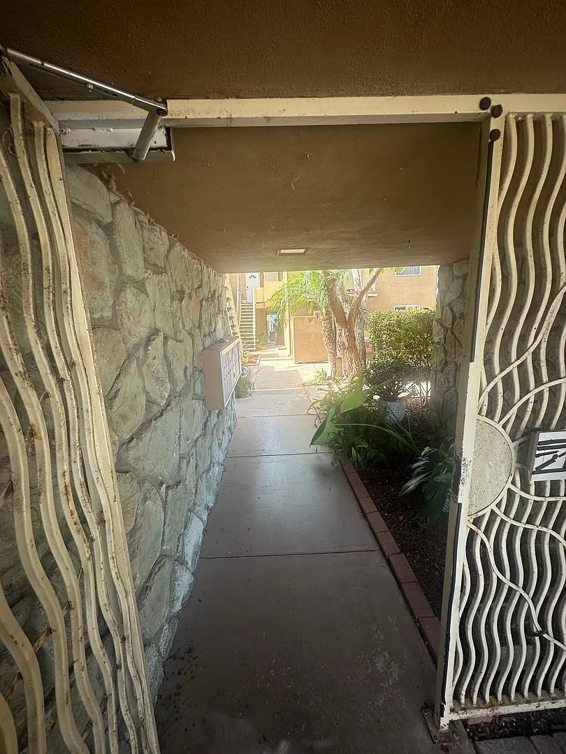 First Month Free Coastal Living In Ocean Beach, Updated Apartment With In Unit Laundry — Photo 3