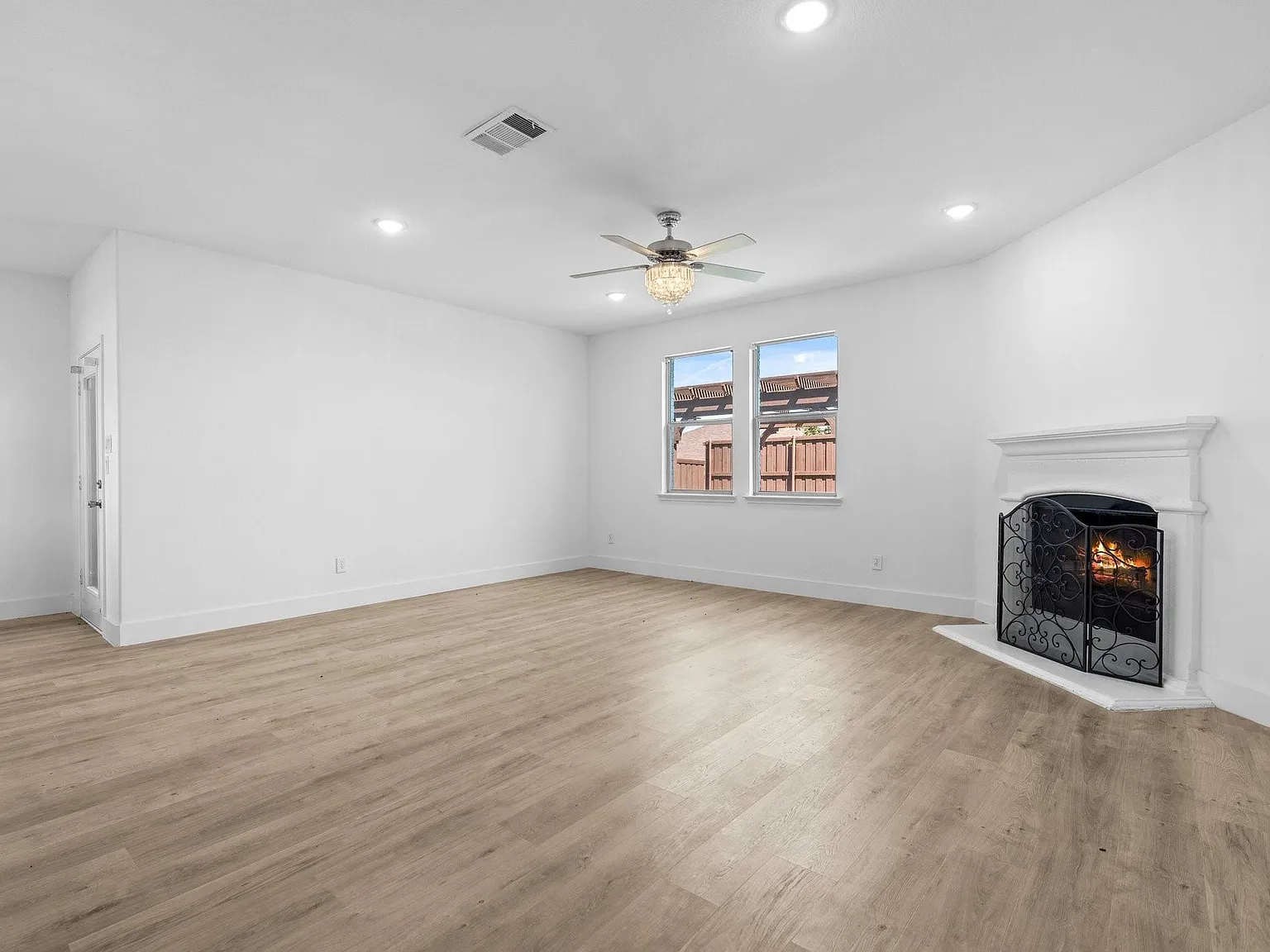 4 bed, 2492 sqft, $3,200 — Photo 4